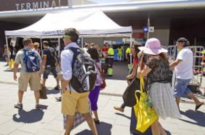 Numerosos turistas recién llegados a la Ciudad Condal. EFE/Archivo