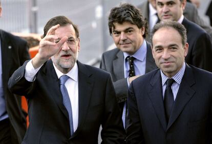 Rajoy llega a la cumbre del PP junto al secretario general de la UMP, Jean-francois Cop, seguidos de Jorge Moragas, coordinador de Relaciones Internacionales del PP.