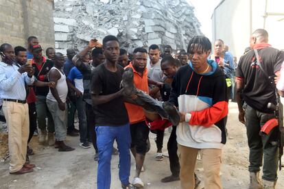 Los vecinos del barrio de Ikoyi, en Lagos, Nigeria, participan en las labores de rescate tras el derrumbamiento de un edificio en construcción.