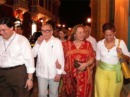 Gabriel García Márquez y su mujer, Mercedes Barcha, pasean cogidos del brazo por Cartagena, acompañados de unos amigos.
