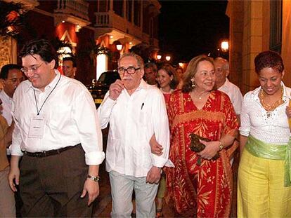 Gabriel García Márquez y su mujer, Mercedes Barcha, pasean cogidos del brazo por Cartagena, acompañados de unos amigos.