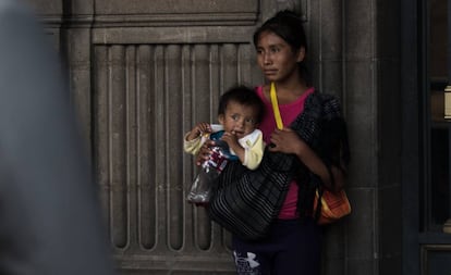 Mujer indígena y su bebé en el centro de la Ciudad de México.