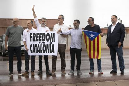Algunos de los líderes catalanes indultados al salir de la prisión de Lledoners.