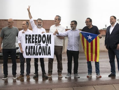 Algunos de los líderes catalanes indultados al salir de la prisión de Lledoners.