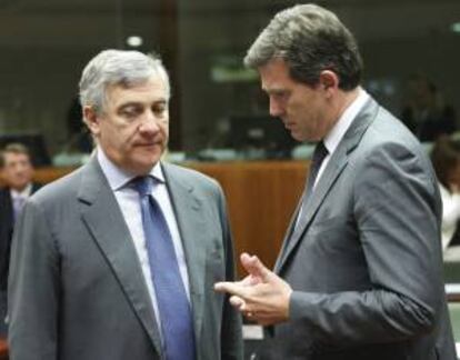 El ministro de Industria francés, Arnaud Montebourg (d), conversa con el vicepresidente de la CE y responsable de Industria, Antonio Tajani, antes de una reunión del Consejo de Ministros de Competitividad de la Unión Europea (UE) en Bruselas (Bélgica) hoy, jueves 26 de septiembre de 2013.
