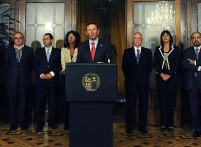 El <i>lehendakari</i> Juan José Ibarretxe, acompañado de los miembros de su gobierno durante la lectura del comunicado oficial sobre la sentencia del Constitucional contra la consulta