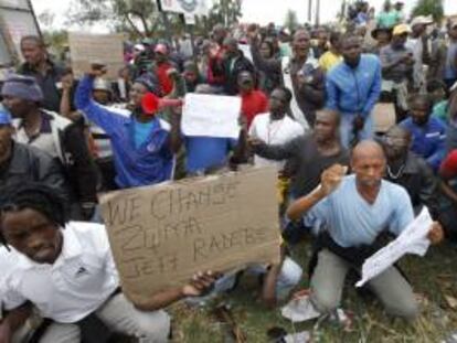 Mineros de la mina Anglo Platinum, en el noroeste de Sudáfrica, en huelga desde agosto, y que ha costado la vida a 45 personas. EFE/Archivo