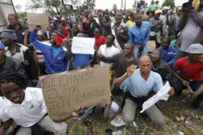 Mineros de la mina Anglo Platinum, en el noroeste de Sudáfrica, en huelga desde agosto, y que ha costado la vida a 45 personas. EFE/Archivo