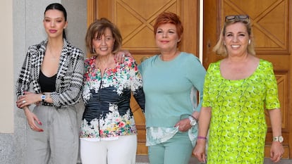 María Teresa Campos con sus hijas Terelu y Carmen Borrego y su nieta Alejandra Rubio en su casa con motvivo de su 79º cumpleaños, en junio de 2020.