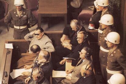 Hermann Göring, Rudolf Hess y Joachim von Ribbentrop (en primera fila) y otros procesados en el juicio de Núremberg.