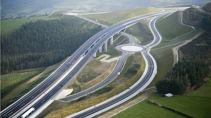 Vista a&eacute;rea de la autov&iacute;a del Cant&aacute;brico.