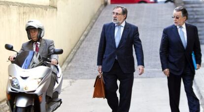 El jutge Jos&eacute; Castro, en moto, i el tinent d&#039;alcalde de Val&egrave;ncia, Alfonso Grau, a la dreta. 