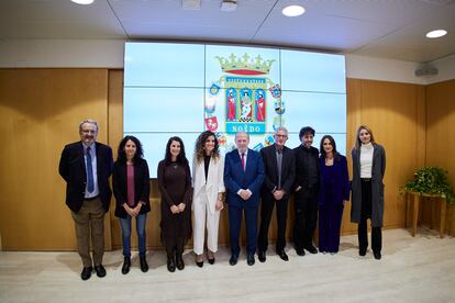 Foto de familia previa al acto de entrega del II Premio Internacional de Periodismo 'Manuel Chaves Nogales'.