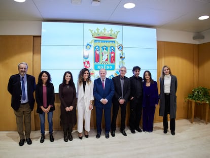 Foto de familia previa al acto de entrega del II Premio Internacional de Periodismo 'Manuel Chaves Nogales'.