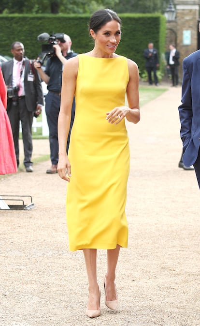 Aunque sus tonos favoritos son neutros, este verano la hemos visto con una paleta ms arriesgada.

Es el caso de este vestido de Brandon Maxwell que combin con salones nude de Manolo Blahnik.