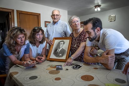 De izquierda a derecha, Jacqueline y Cristina Fortea, José y Consuelo Morell y David Coronado, con fotos de familiares fusilados en Paterna (Valencia).

.