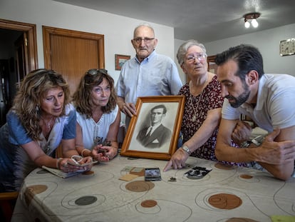 De izquierda a derecha, Jacqueline y Cristina Fortea, José y Consuelo Morell y David Coronado, con fotos de familiares fusilados en Paterna (Valencia).

.