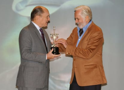 El actor Federico Luppi entrega el Premio especial de Donostia a Robert Duvall en 2003 en el Palacio Kursaal de San Sebastián.