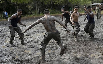 Miembros de las FARC juegan al fútbol en el campamento El Diamante, en la región del Caquetá (Colombia).