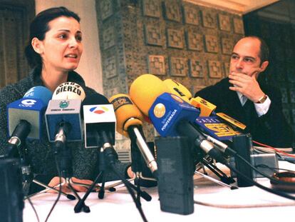Nevenka Fernández durante el anuncio de la presentación de una querella criminal contra el entonces alcalde de Ponferrada, Ismael Álvarez, el 26 de marzo de 2001.