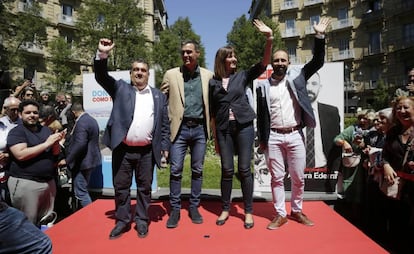 Pedro Sánchez (second from left) at a campaign rally in San Sebastián.