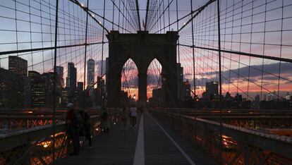 El puente de Brooklyn de Nueva York en el solsticio de verano de este año.