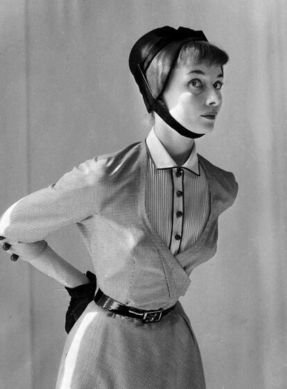Posando con los diseños de Sorelle Fontana (1953)