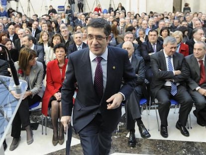Patxi López se dirige al atril para un discurso ante los altos cargos de su Gobierno en enero de 2011.