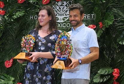 La actriz chilena Daniela Vega y el actor mexicano Eugenio Derbez, este viernes en los premios Platino.