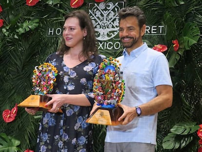 La actriz chilena Daniela Vega y el actor mexicano Eugenio Derbez, este viernes en los premios Platino.