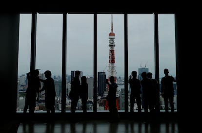 Visitantes  en el mirador de Azabudai Hills en Tokio, Japón, 2024.