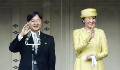 Naruhito y Masako saludan al público, este sábado.