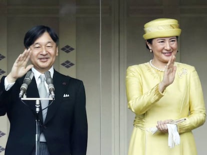 Naruhito y Masako saludan al público, este sábado.