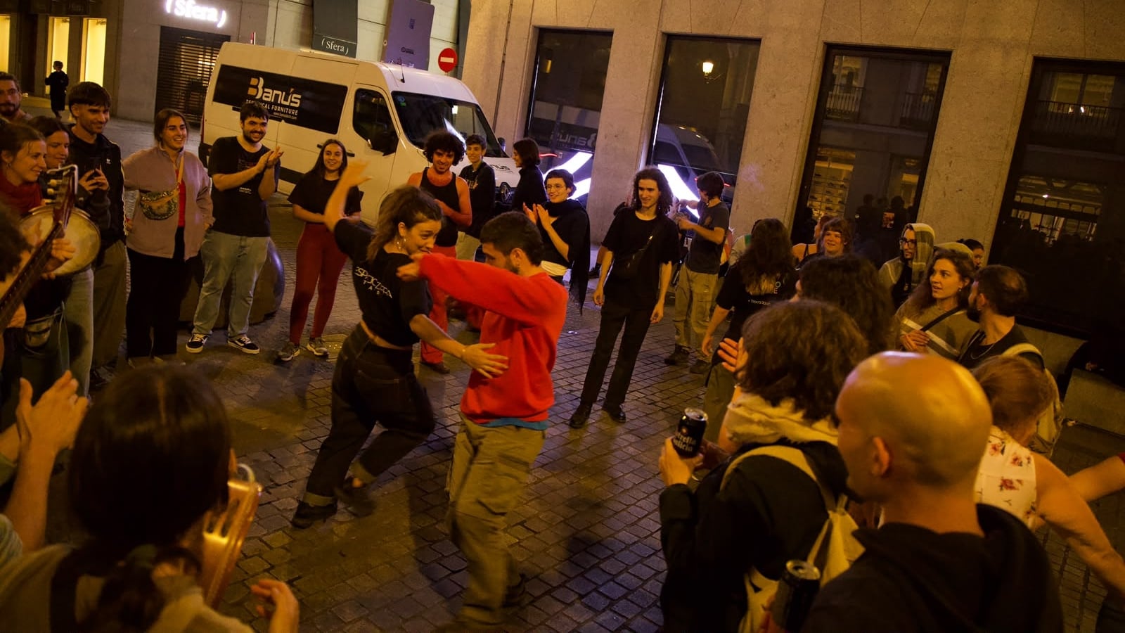 Esperando el ‘decreto Maricarmen’ entre jotas y pasodobles en la acampada de la Puerta del Sol