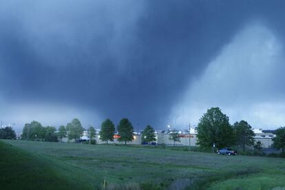 Momento en que el tornado pasa por la zona de Barnes Crossing en Tupelo, Misisipí, el 28 de abril de 2014.