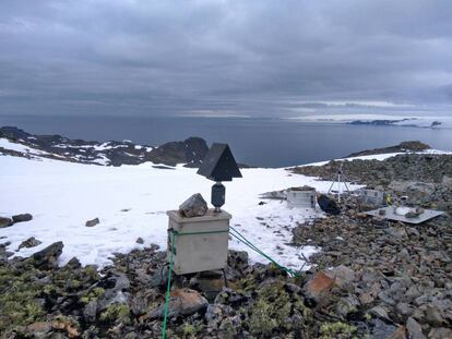 Captadores de muestras de aire instalados en la cima del Monte Sofía, en la isla Livingston, durante la pasada campaña antártica.