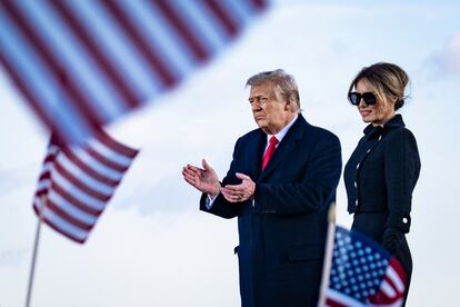 El entonces todavía presidente Donald Trump y su esposa, Melania Trump, atienden a sus seguidores el último día de mandato del republicano. Se ha señalado a Trump como un ídolo de todas esas élites descontentas que han proliferado en las últimas décadas.