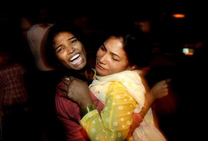 Dos mujeres lloran por la muerte de un familiar en la explosión de una bomba en Lahore, Pakistán.