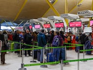 Viajeros en la T4 del aeropuerto de Madrid Barajas.