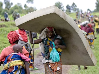 Refugiados huyen de la violencia a unos diez kilómetros de Goma, en Kivu Norte.