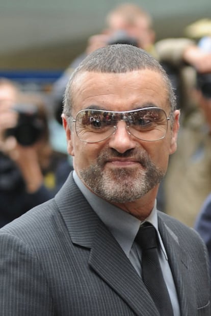 George Michael a la entrada del Tribunal que lo sentenció a ocho semanas de cárcel, el 14 de septiembre de 2010