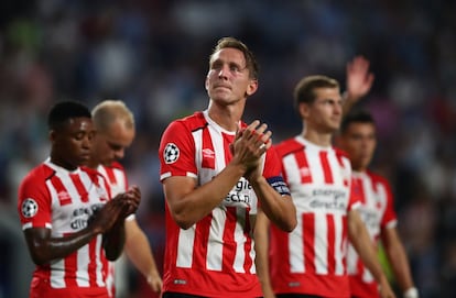 Luuk de Jong del PSV Eindhoven aplaude a los seguidores después del partido.