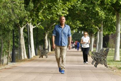 Calzado con zapatillas deportivas azules y camisa por fuera, el presidente continua su paseo matinal.