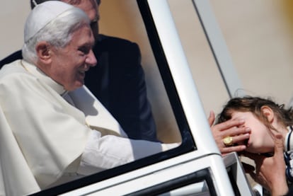 El Papa bendice a una niña durante la audiencia de ayer en el Vaticano.