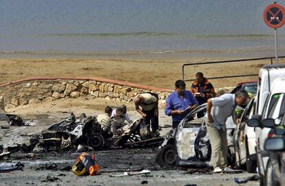Restos del coche bomba que ETA hizo explotar en Salou (Tarragona) el 18 de agosto de 2001.
