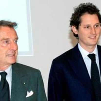 El presidente saliente, Luca Cordero di Montezemolo llega con John Elkann, nuevo presidente de Fiat, a una rueda de prensa en Turín, hoy, martes 20 de abril.