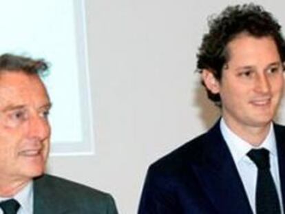 El presidente saliente, Luca Cordero di Montezemolo llega con John Elkann, nuevo presidente de Fiat, a una rueda de prensa en Turín, hoy, martes 20 de abril.