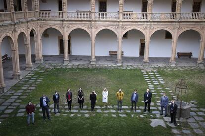 Los ochos jugadores, junto a organizadores y periodistas, en el claustro del Colegio Fonseca