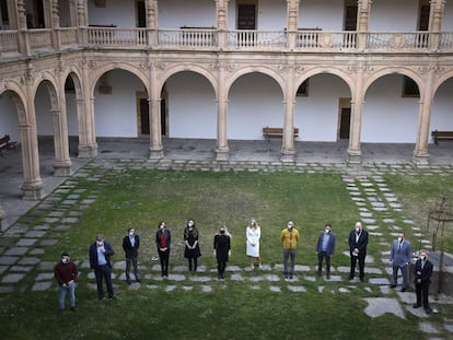 Los ochos jugadores, junto a organizadores y periodistas, en el claustro del Colegio Fonseca