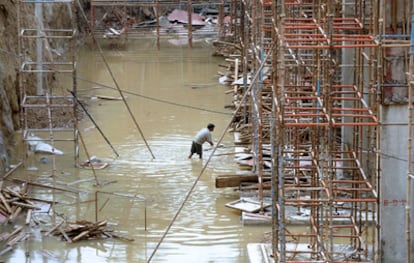 Un obrero trabaja en la construcción de unas instalaciones para los Juegos de la Commonwealth que se iniciarán en Nueva Delhi en nueve días.